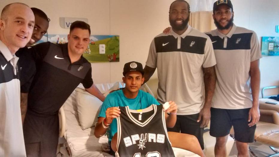 Antes de receber alta, Francisco Dyogo recebeu a visita dos jogadores do Austin Spurs