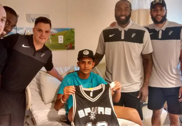 Antes de receber alta, Francisco Dyogo recebeu a visita dos jogadores do Austin Spurs