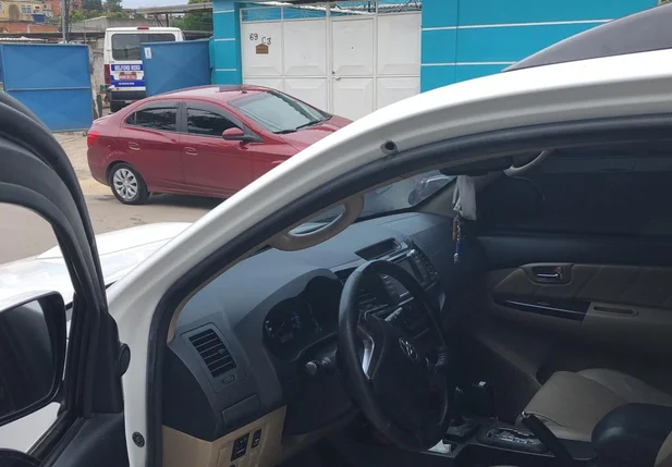 Carro foi alvo de tiros