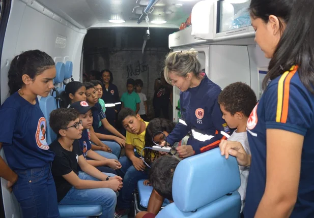Equipe do Samu faz orientações às crianças