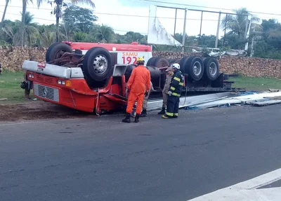 Caminhão que transportava telhas de metal galvanizada tombou na BR 343