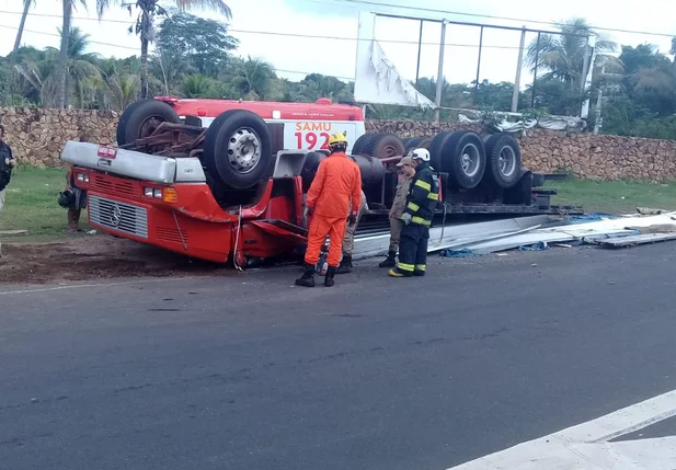Caminhão que transportava telhas de metal galvanizada tombou na BR 343