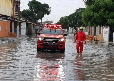 Corpo de Bombeiros fazendo resgate de famílias em Parnaíba
