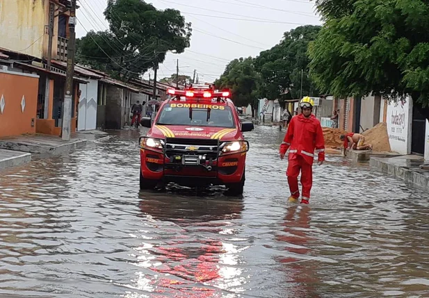 Corpo de Bombeiros fazendo resgate de famílias em Parnaíba