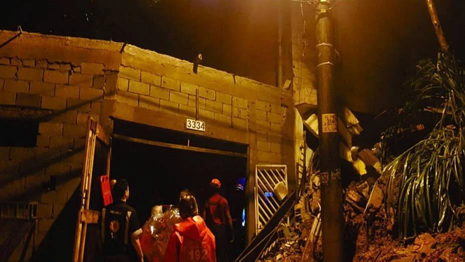 Deslizamento na Avenida Cidade de Mauá deixou duas crianças mortas