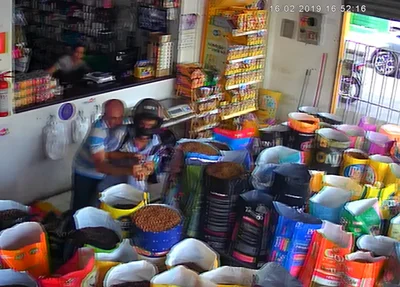 Homem tenta tomar arma de assaltante 