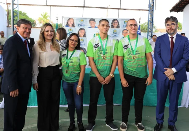 Wellington Dias abre ano letivo de escola estadual em Teresina