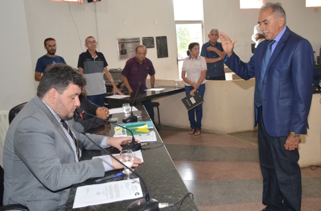 Antônio Moura presta juramento