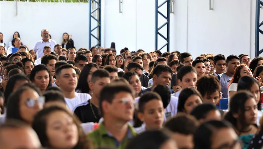 Estudantes na abertura do ano letivo na Escola Raldir Professor Cavalcante