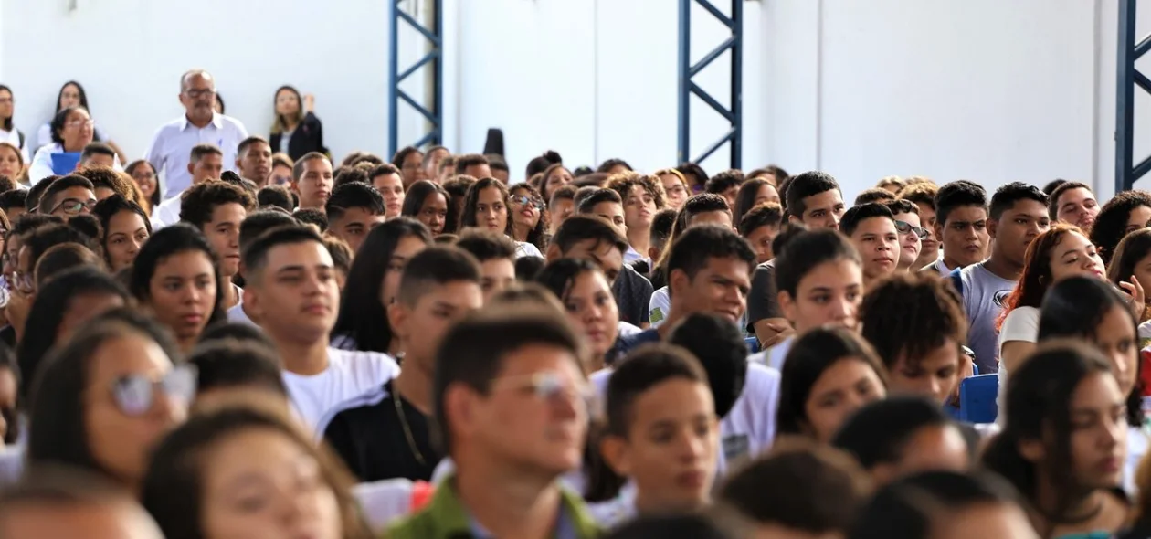 Estudantes na abertura do ano letivo na Escola Raldir Professor Cavalcante