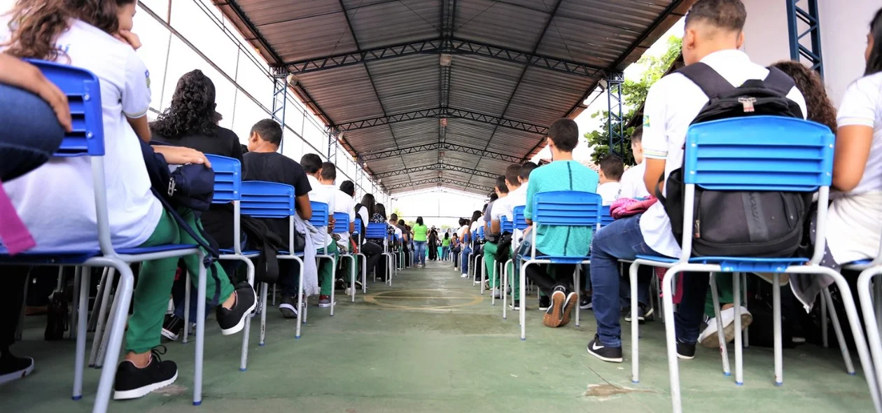 Estudantes na abertura do ano letivo