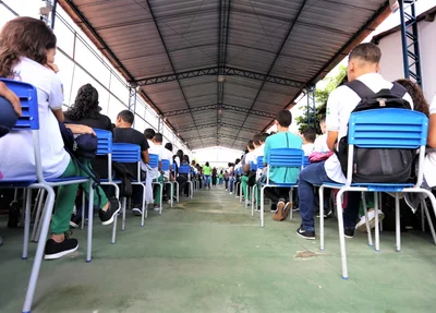 Estudantes na abertura do ano letivo