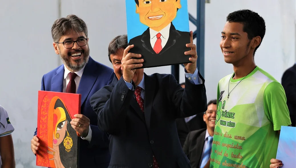 Governador Wellington Dias ganha presente de estudante