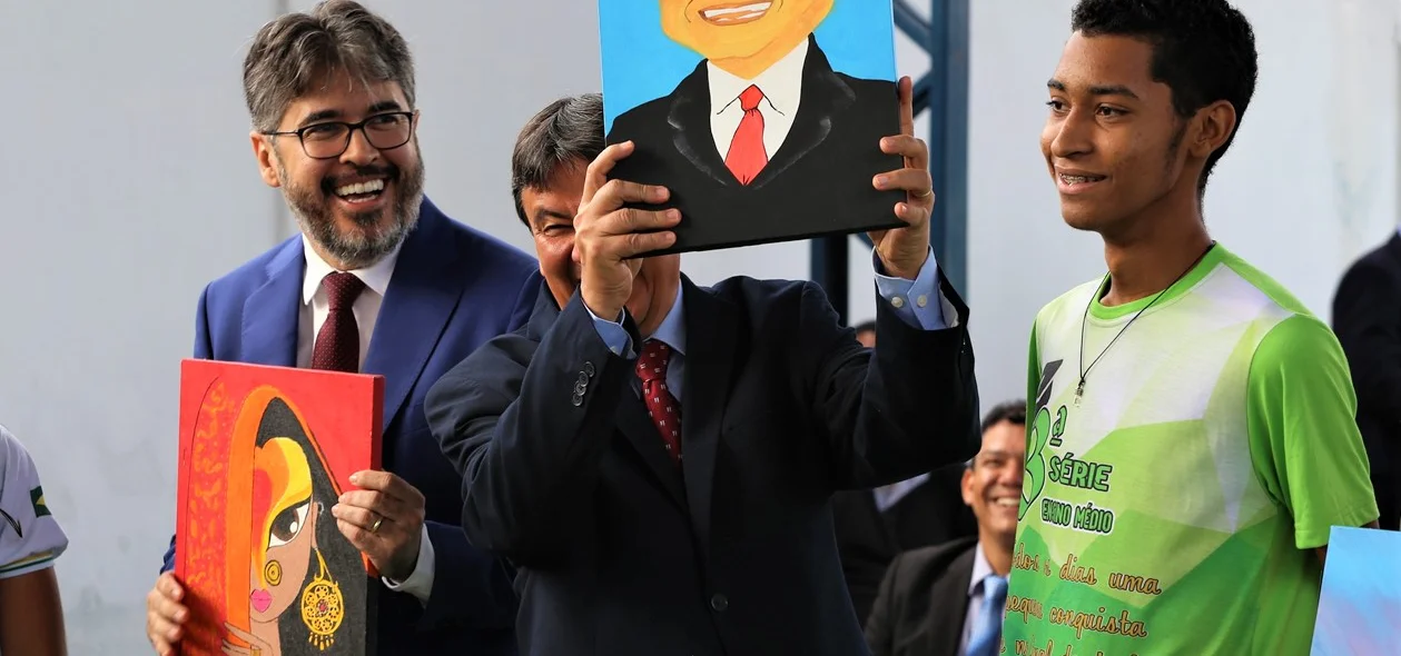 Governador Wellington Dias ganha presente de estudante