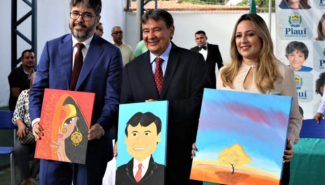 Helder Jacobina, Wellington Dias e Rejane Dias recebem presentes