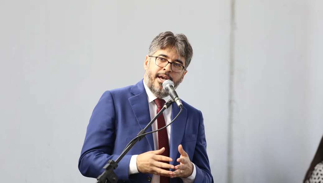 Secretário de Educação Hélder Jacobino