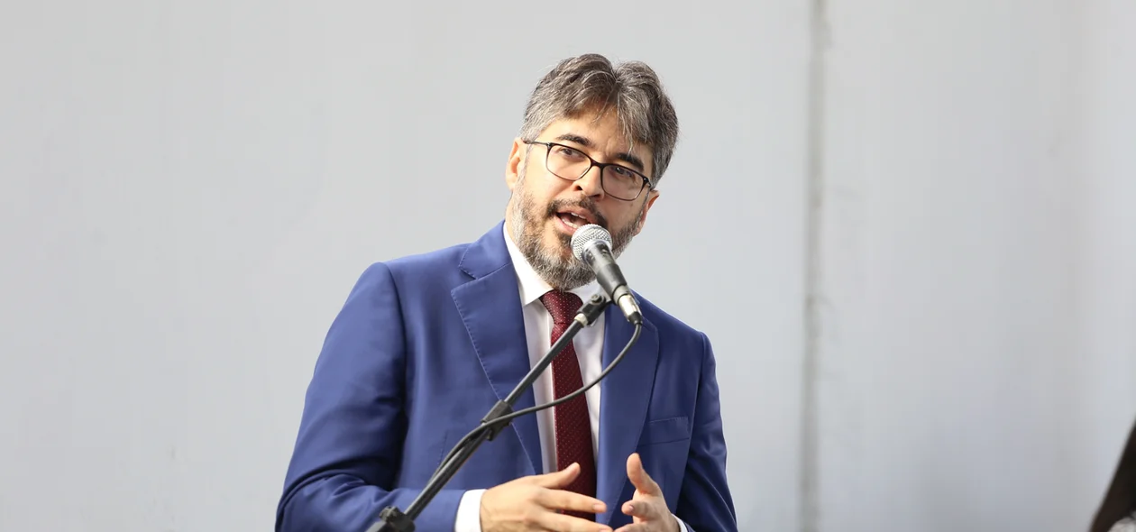 Secretário de Educação Hélder Jacobino