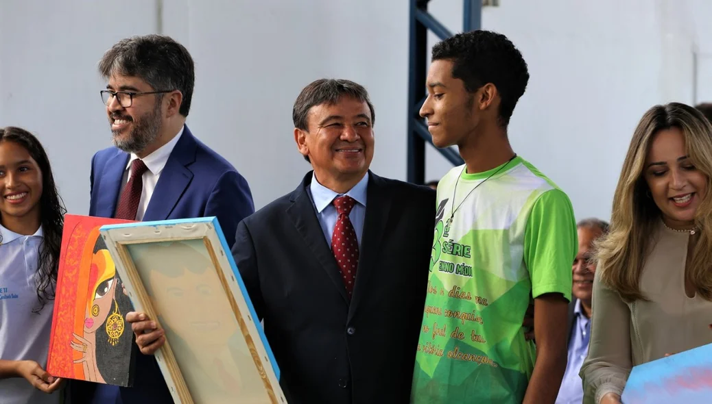 Wellington Dias é presenteado por estudante