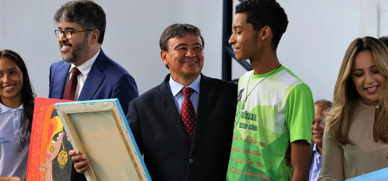 Wellington Dias é presenteado por estudante