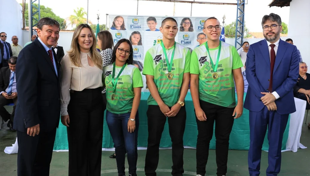 Wellington Dias participa da abertura do ano letivo em escola de Teresina