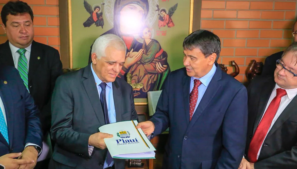 Wellington entrega texto da reforma a Themístocles Filho