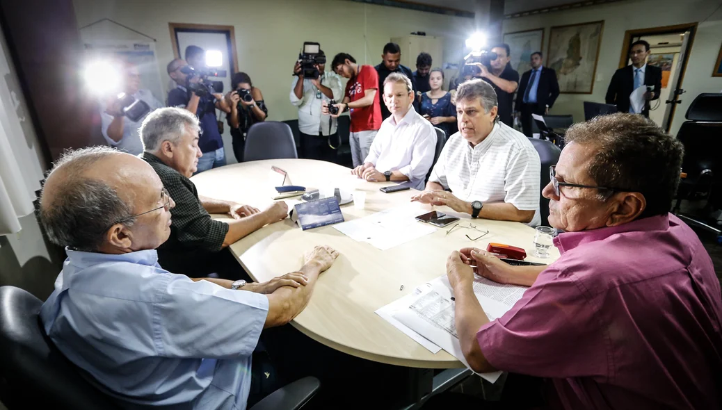 Autoridades presente na reunião 