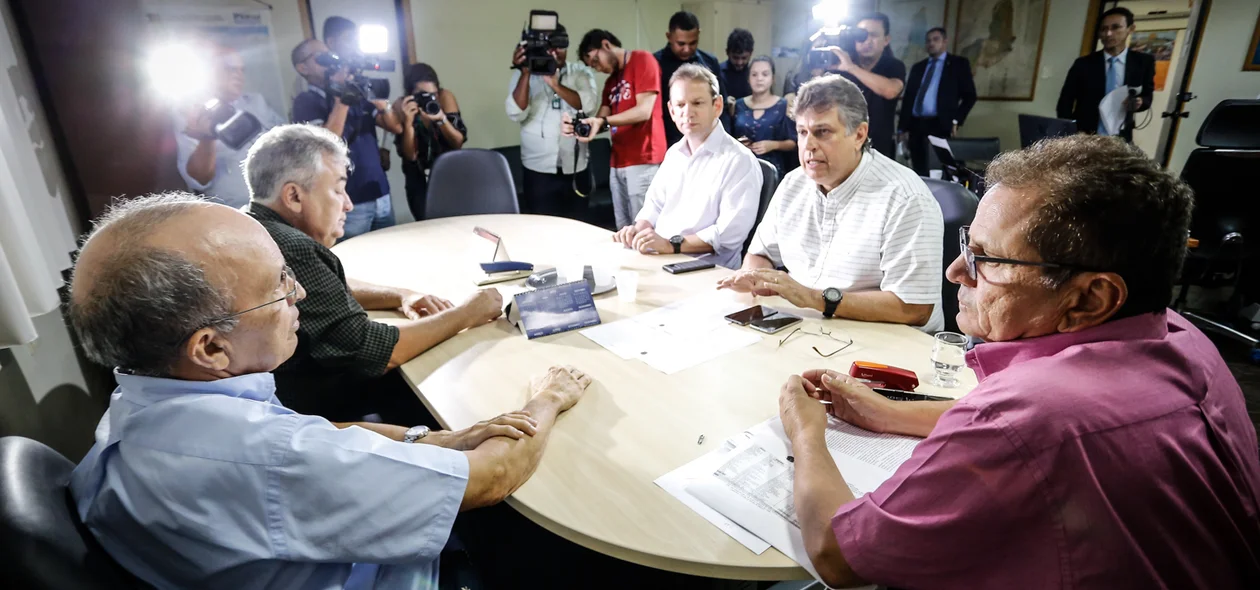 Autoridades presente na reunião 