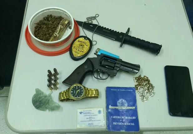 Objetos apreendidos durante o mandado de busca