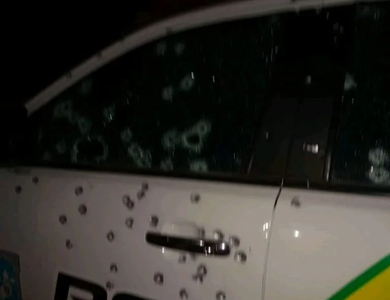 Tiros atingiram várias viaturas da PM