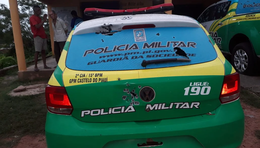 Veículo atingido por tiros em Castelo do Piauí