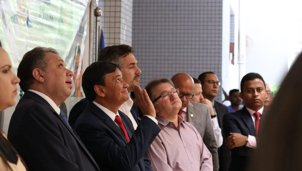 Wellington Dias durante entrega de equipamentos ao HGV