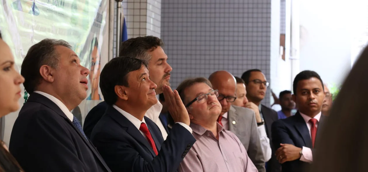 Wellington Dias durante entrega de equipamentos ao HGV