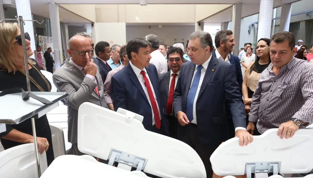 Wellington Dias entrega equipamentos ao HGV