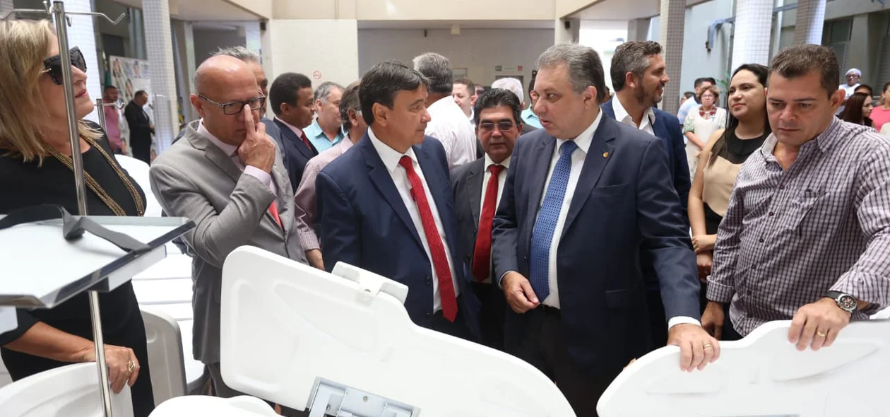 Wellington Dias entrega equipamentos ao HGV