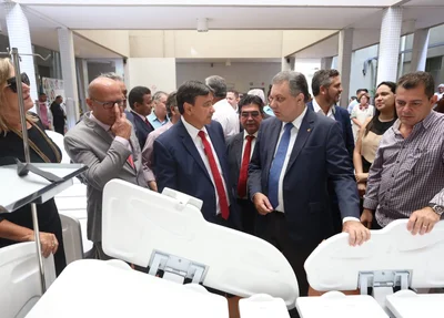 Wellington Dias entrega equipamentos ao HGV