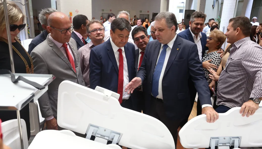 Wellington e Florentino Neto durante entrega de equipamentos ao HGV