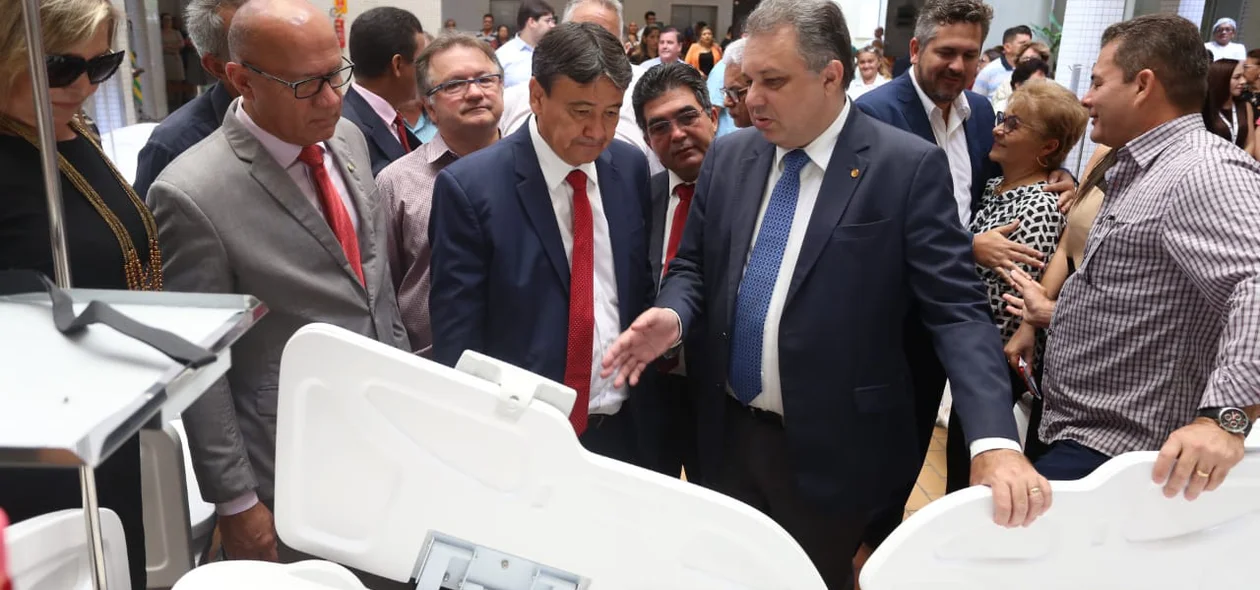 Wellington e Florentino Neto durante entrega de equipamentos ao HGV