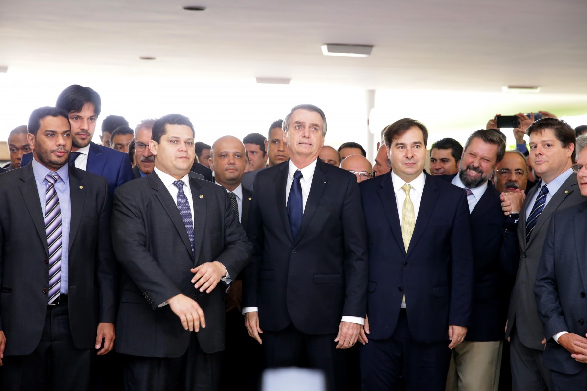 Bolsonaro enrega reforma da Previdência no Congresso