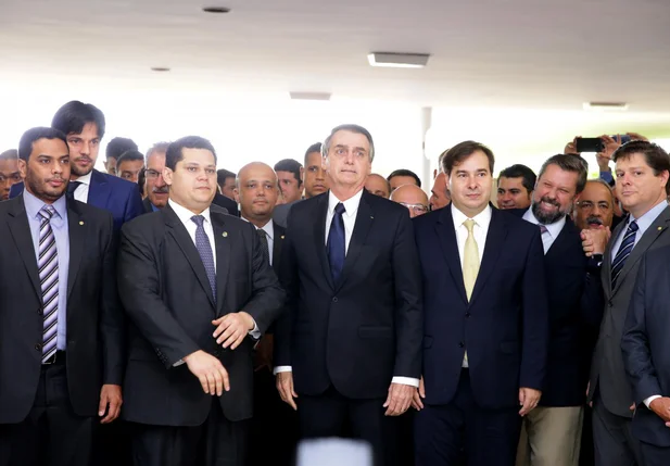 Bolsonaro enrega reforma da Previdência no Congresso