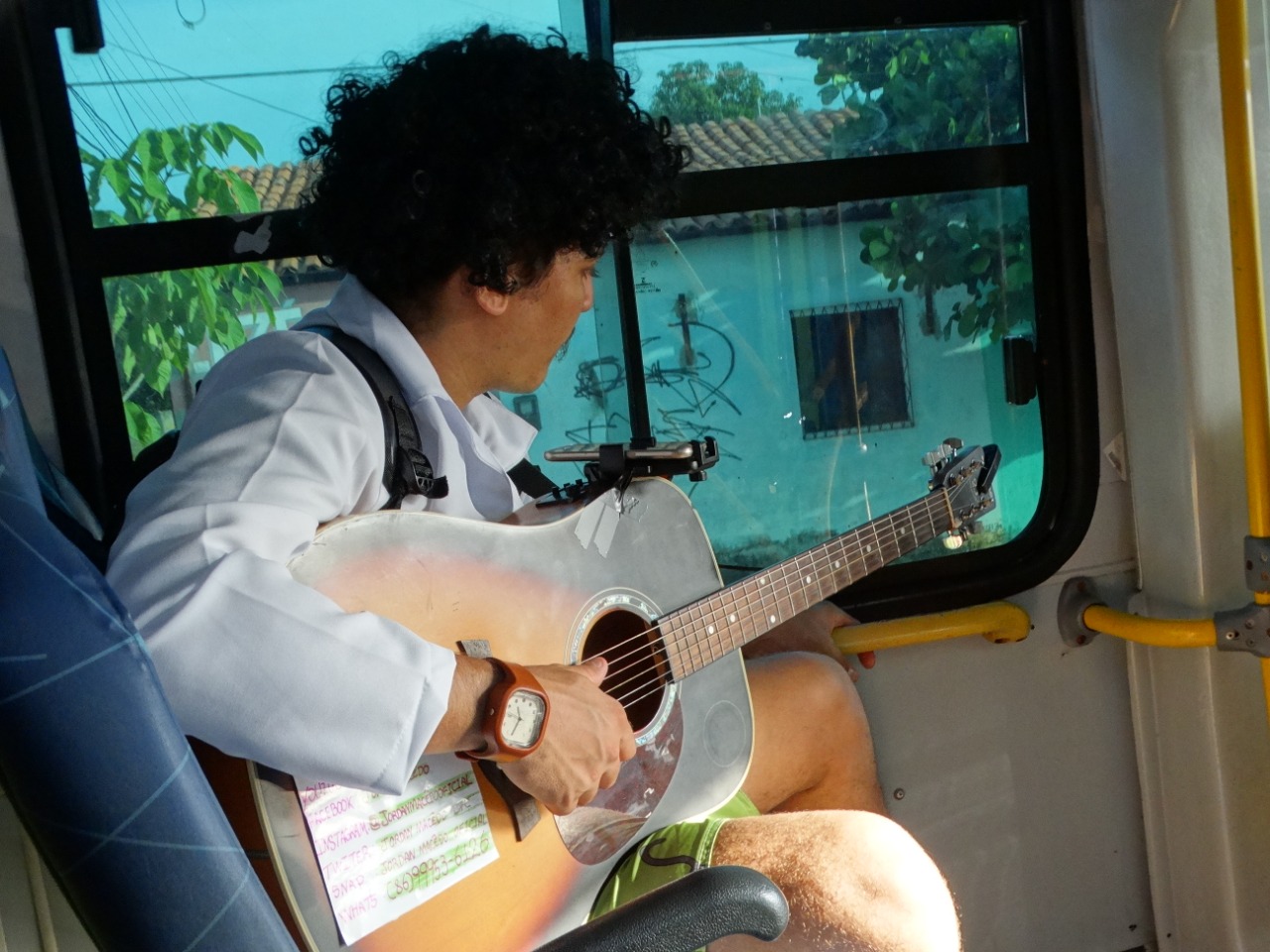 Jordan Macêdo canta em ônibus
