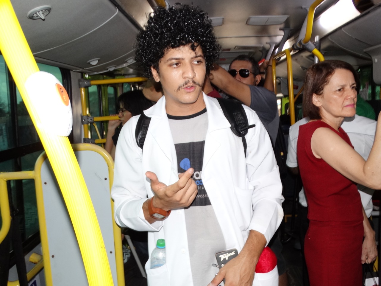 Jovem sustenta família cantando nos ônibus coletivos