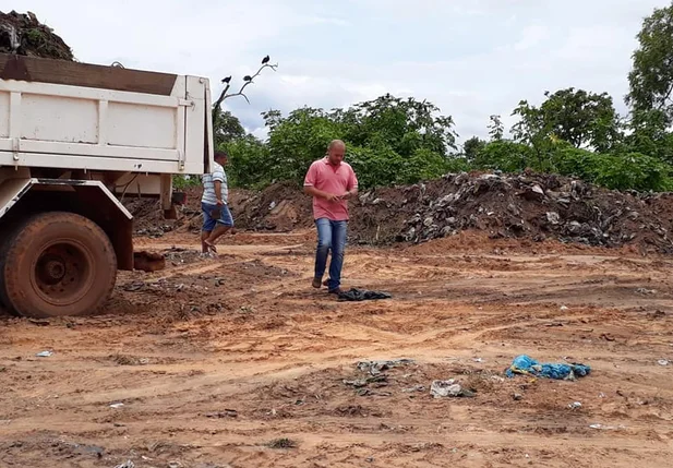 Prefeito Leo Matos fecha lixão em Gilbués 
