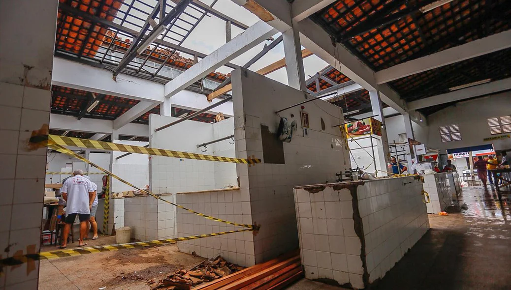 Parte do teto desaba no mercado do mafuá