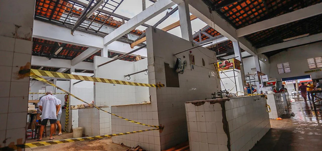 Parte do teto desaba no mercado do mafuá