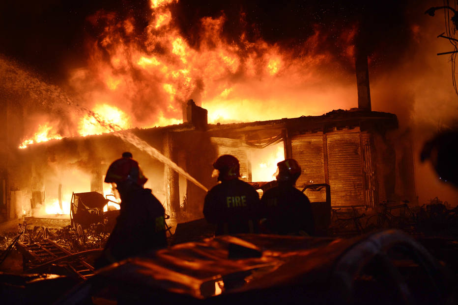 Bombeiros combatem incêndio de grandes proporções na cidade de Daca