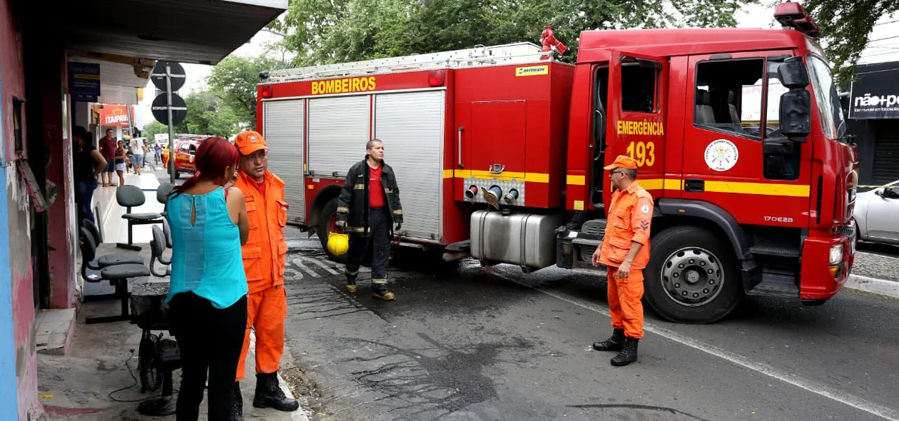 Corpo de Bombeiros foi acionado para combater as chamas