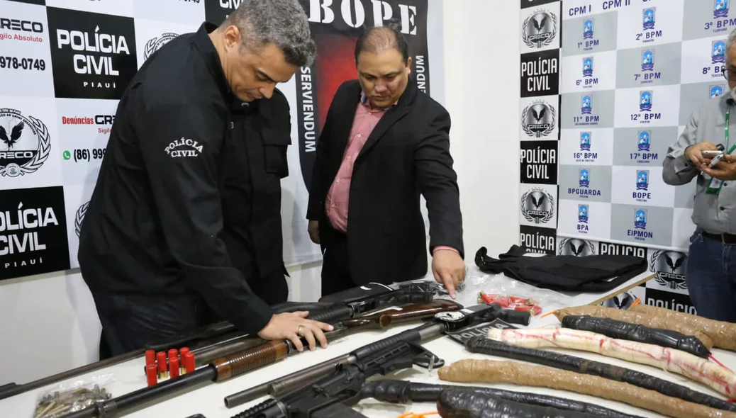 Delegados verificando o armamento 