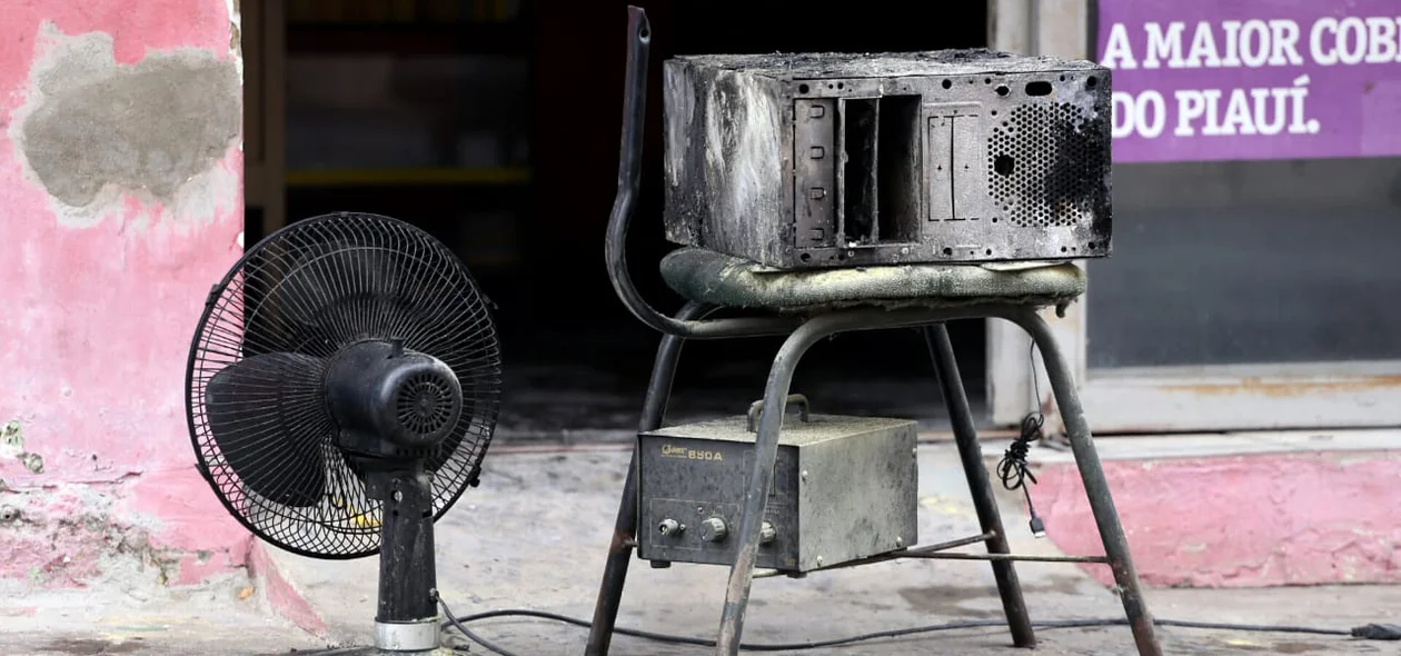 Eletrônicos ficaram destruídos com o fogo
