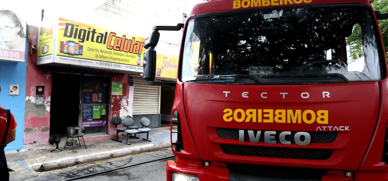 Incêndio atinge loja de celulares no bairro Dirceu