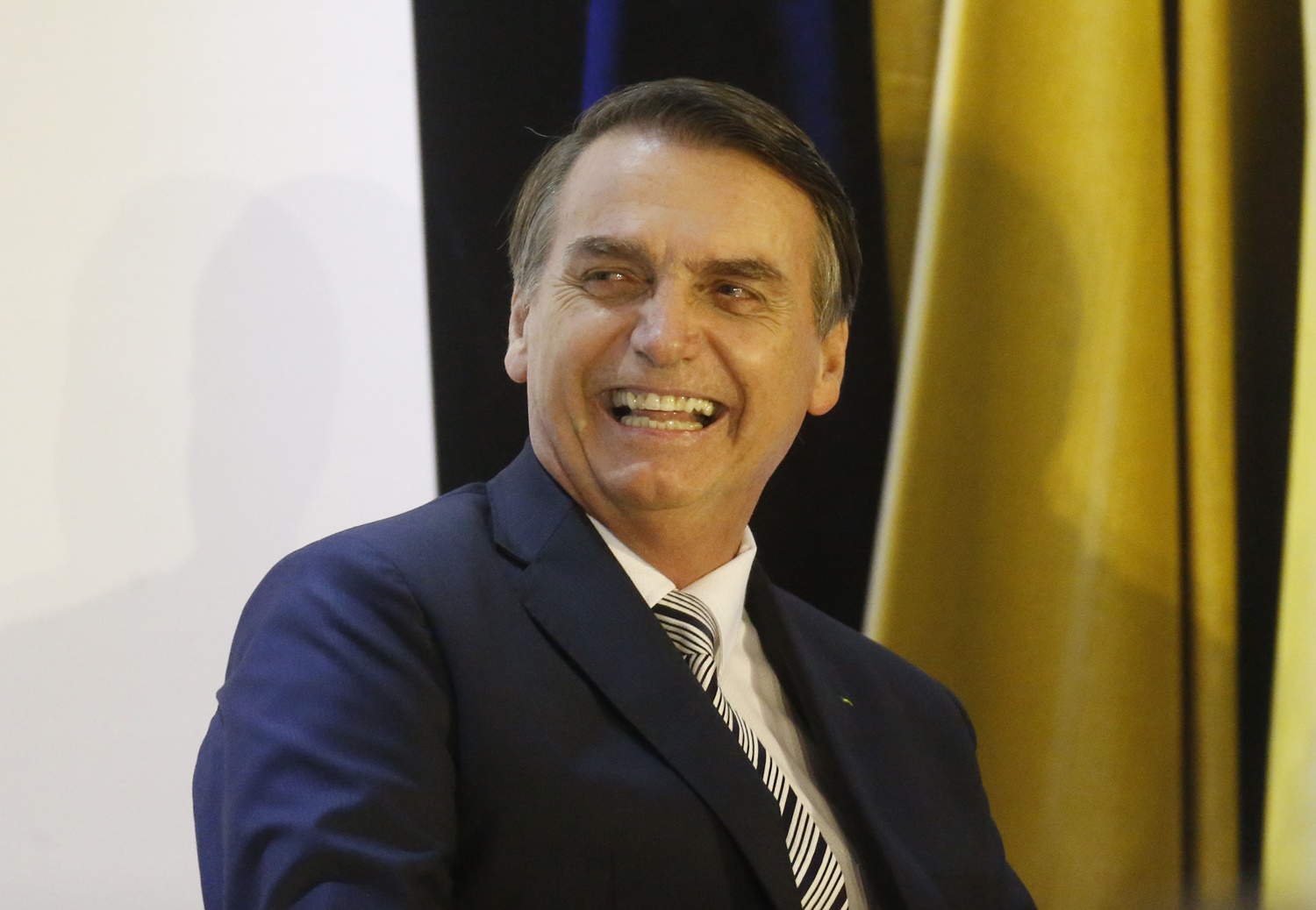 Resultado de imagem para Bolsonaro tem aprovaÃ§Ã£o de 57,5% dos brasileiros, diz CNT